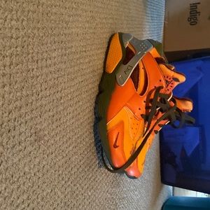 Nike shoes new , never worn